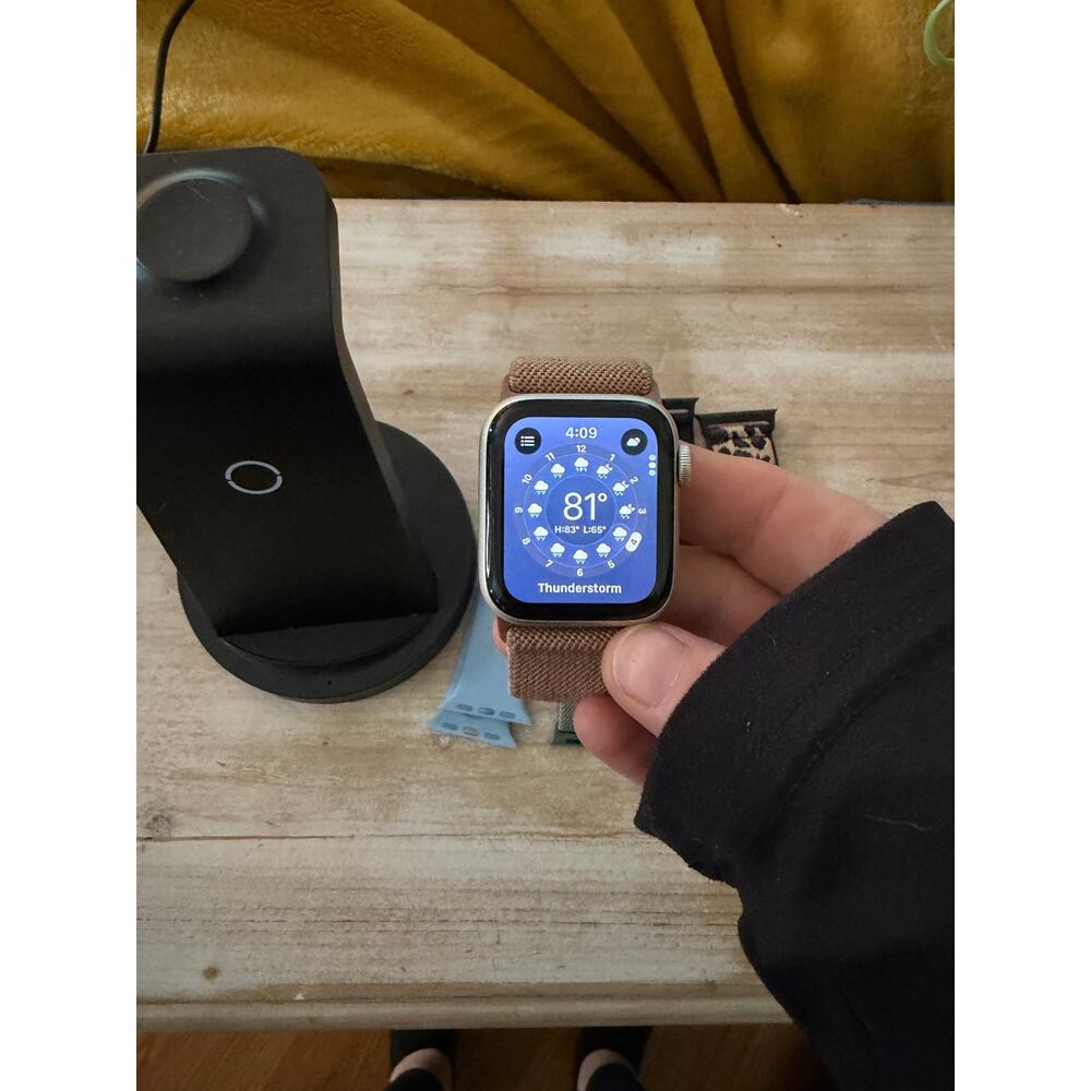 Apple Watch SE (1st gen) GPS, 40mm Starlight Aluminum Case Bundle - Unlocked